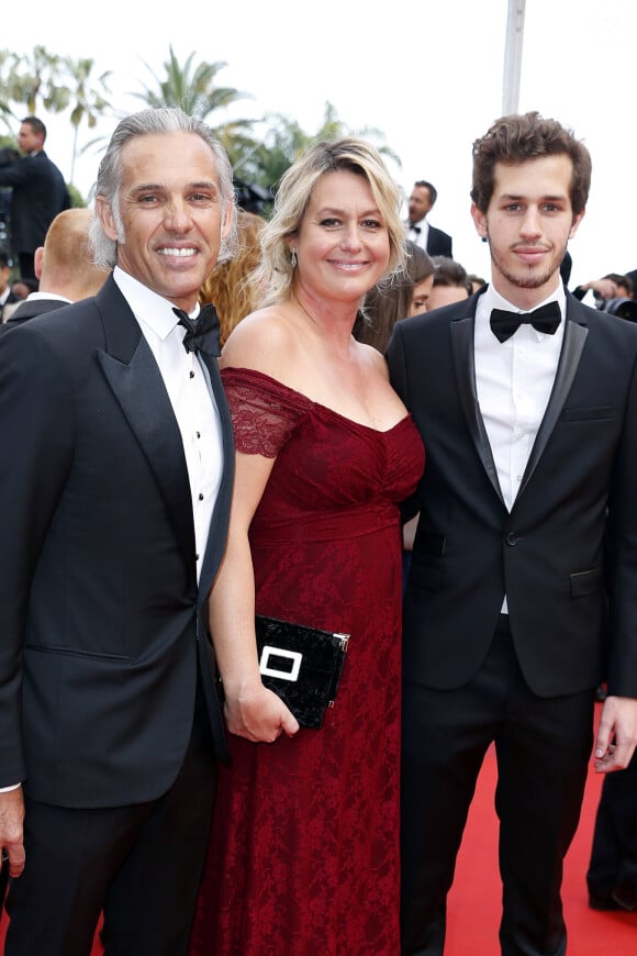 Si elle peut compter sur ses fils dont elle est proche, la vie ne l'épargne pas. 
Paul Belmondo (habillé en Lanvin), sa femme Luana et leur fils Victor - Montée des marches de la cérémonie de clôture du 69ème Festival International du Film de Cannes.. © Olivier Borde-Cyril Moreau/Bestimage