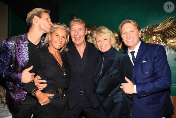 Exclusif - François-Xavier Renou, Caroline Margeridon, Tony Gomez, Sophie Davant, Thierry Chapeau - Caroline Margeridon fête son 56ème anniversaire au restaurant "Manko" à Paris le 29 septembre 2022. © Philippe Baldini/Bestimage