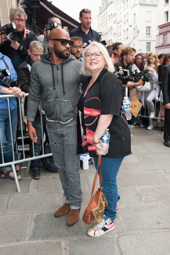 En 1988, l'actrice a adopté Rudy.Josiane Balasko et son fils adoptif Rudy Berry - Arrivées au défilé de mode "Jean Paul Gaultier", collection Haute-Couture automne-hiver 2015/2016, au siège de la marque Jean Paul Gaultier à Paris. Le 8 juillet 2015. 