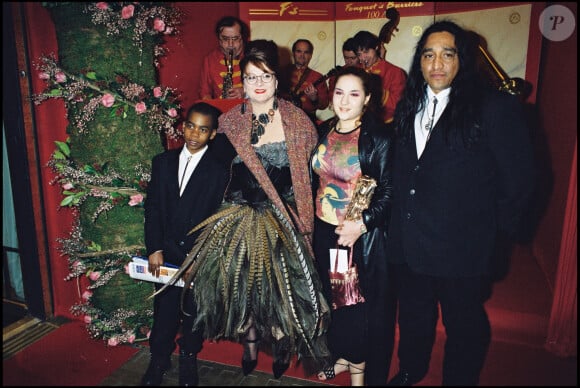 Josiane Balasko recevant le César d'Honneur avec sa fille Marilou Berry et son compagnon George Aguilar, accompagnés de son fils adoptif Rudy, au Fouquet's pour la soirée des César 2000.