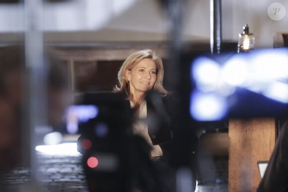 Rien de mieux pour Claire Chazal qui est une férue de culture justement. Elle avait d'ailleurs présenté l'émission Passage des arts sur France 2.
Exclusif - Claire Chazal lors de l'enregistrement de l'émission "Animaux Stars", présentée par B.Montiel et diffusée sur la chaine Animaux TV le 23 décembre 2023 © Jack Tribeca / Bestimage