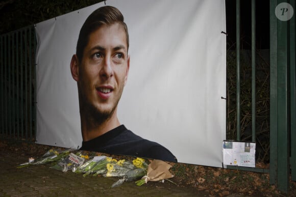 Mark McKay a demandé 10 % du transfert, soit 1,7 million d'euros

Les supporters de Nantes rendent hommage à Emiliano Sala, le footballeur disparu lors d'un vol entre Nantes et Cardiff le 23 janvier 2019 © Laetitia Notarianni / Bestimage 