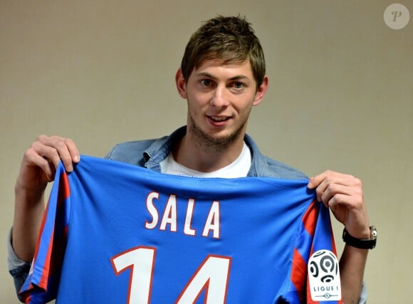 Il a également demandé une majoration de 5 %, soit 85 000 euros pour retard de paiement
 
Emiliano Sala sous les couleurs du club de Caen en 2015.