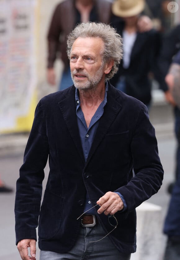 L'acteur qui y tient un rôle important s'est confié au journal du dimanche sur certains problèmes rencontrés plus jeune.   
Stéphane Freiss - Arrivées des célébrités aux obsèques de Jane Birkin en l'église Saint-Roch à Paris. Le 24 juillet 2023 © Jacovides-KD Niko / Bestimage