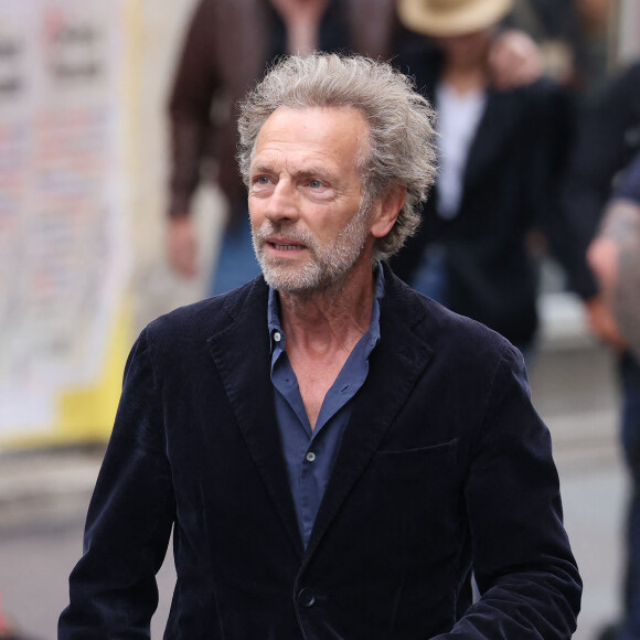 L'acteur qui y tient un rôle important s'est confié au journal du dimanche sur certains problèmes rencontrés plus jeune.   
Stéphane Freiss - Arrivées des célébrités aux obsèques de Jane Birkin en l'église Saint-Roch à Paris. Le 24 juillet 2023 © Jacovides-KD Niko / Bestimage