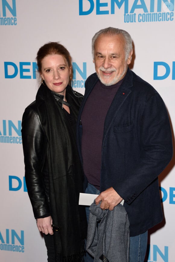 Francis et Gersende Perrin avaient marqué la France entière avec leur histoire poignante...
Francis Perrin et son épouse Gersende Dufromentel assistant à l'avant-première parisienne de Demain Tout Commence au cinéma Le Grand Rex à Paris, France. Photo par Alban Wyters/ABACAPRESS.COM