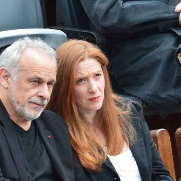 Francis Perrin se souvient de la phrase qui avait marqué sa femme Gersende, "Vous êtes une mauvaise mère"...
Francis Perrin et son épouse dans les gradins des Internationaux de France de tennis à Roland-Garros à Paris, France, le 30 mai 2013. Photo par ABACAPRESS.COM