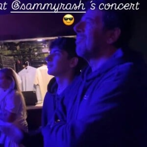 éon, Patrick et Amanda se sont rendus dans un lieu intitulé Roxy où ils ont assisté à un concert. L'ambiance était belle et le trio semble s'être bien amusé.
Patrick Bruel et Amanda Sthers réunis pour l'anniversaire de leur fils Léon à Los Angeles.