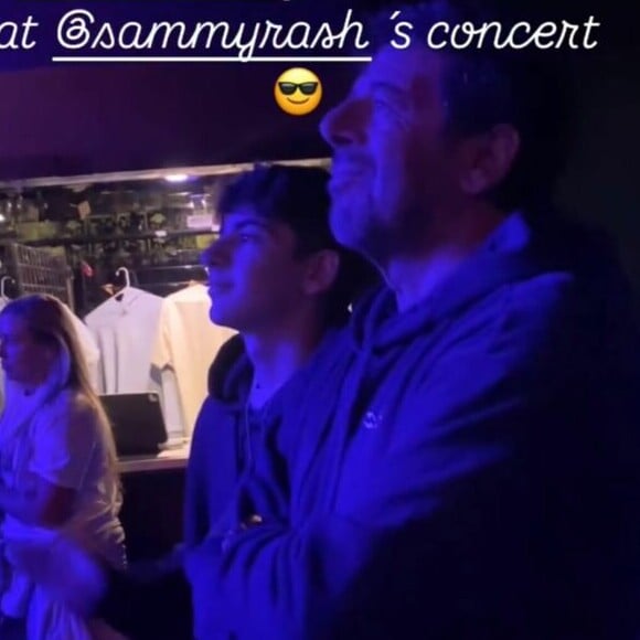 éon, Patrick et Amanda se sont rendus dans un lieu intitulé Roxy où ils ont assisté à un concert. L'ambiance était belle et le trio semble s'être bien amusé.
Patrick Bruel et Amanda Sthers réunis pour l'anniversaire de leur fils Léon à Los Angeles.