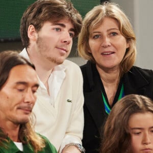 Amanda Sthers et son fils Oscar Bruel dans les tribunes (night session) des Internationaux de France de tennis de Roland Garros 2024 à Paris, France, le 31 mai 2024. © Jacovides-Moreau/Bestimage 