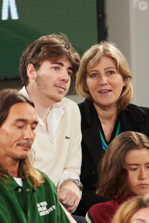 Amanda Sthers et son fils Oscar Bruel dans les tribunes (night session) des Internationaux de France de tennis de Roland Garros 2024 à Paris, France, le 31 mai 2024. © Jacovides-Moreau/Bestimage 