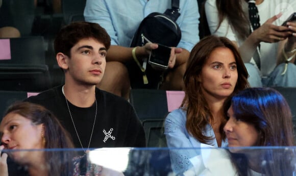 Leon Bruel et Clémence (compagne de Patrick Bruel) - Les célébrités en tribunes pendant la finale de basketball opposant les Etats-Unis à la France (98-87) lors des Jeux Olympiques de Paris 2024 (JO) à l'Arena Bercy, à Paris, France, le 10 août 2024. © Jacovides-Perusseau/Bestimage