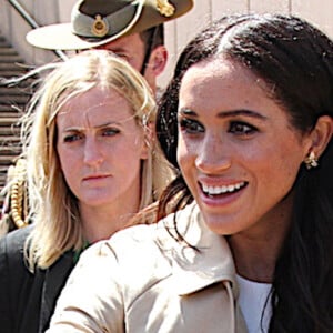 Meghan Markle, duchesse de Sussex (enceinte), salue ses fans en arrivant à l'Opéra de Sydney, à l'occasion de leur visite officielle en Australie. Le 16 octobre 2018