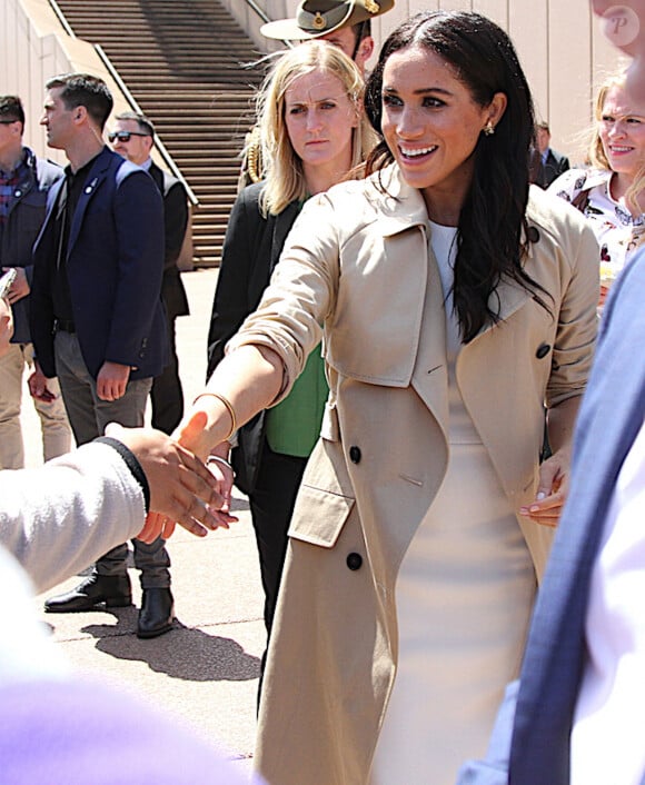 Meghan Markle, duchesse de Sussex (enceinte) , salue ses fans en arrivant à l'Opéra de Sydney, à l'occasion de leur visite officielle en Australie. Le 16 octobre 2018