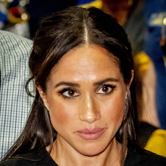 "Si vous travailliez pour elle, vous étiez souvent traité comme un artisan qui pouvait être traité comme de la merde", écrit le journaliste
Le prince Harry et Meghan Markle assistent à la finale de basket en fauteuil roulant lors des Invictus Games à Dusseldorf
