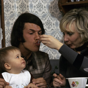 Archives - En France, à son domicile à Rueil-Malmaison, Salvatore Adamo, chanteur, déjeunant avec sa femme Nicole et son fils Anthony, chez lui. . Le 11 février 1971 © Michel Ristroph via Bestimage