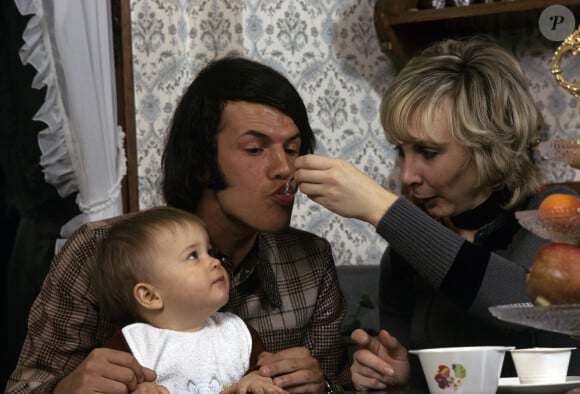 Archives - En France, à son domicile à Rueil-Malmaison, Salvatore Adamo, chanteur, déjeunant avec sa femme Nicole et son fils Anthony, chez lui. . Le 11 février 1971 © Michel Ristroph via Bestimage