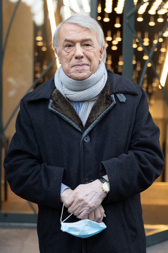 En effet, le chanteur a dû reporter à deux reprises son concert au Grand Rex en raison d'un oedème pulmonaire.
Salvatore Adamo - Sorties de l'enregistrement de l'émission "Vivement Dimanche" au Studio Gabriel à Paris, France, le 30 janvier 2023, présentée par M.Drucker et diffusée le 5 février 2023 sur France 3. © Jeremy Melloul/Bestimage 