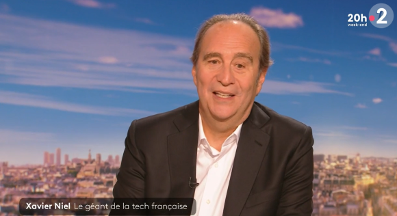 Xavier Niel se moque gentiment de Laurent Delahousse après son passage dans le "20h Week-end", le 28 septembre, sur France 2