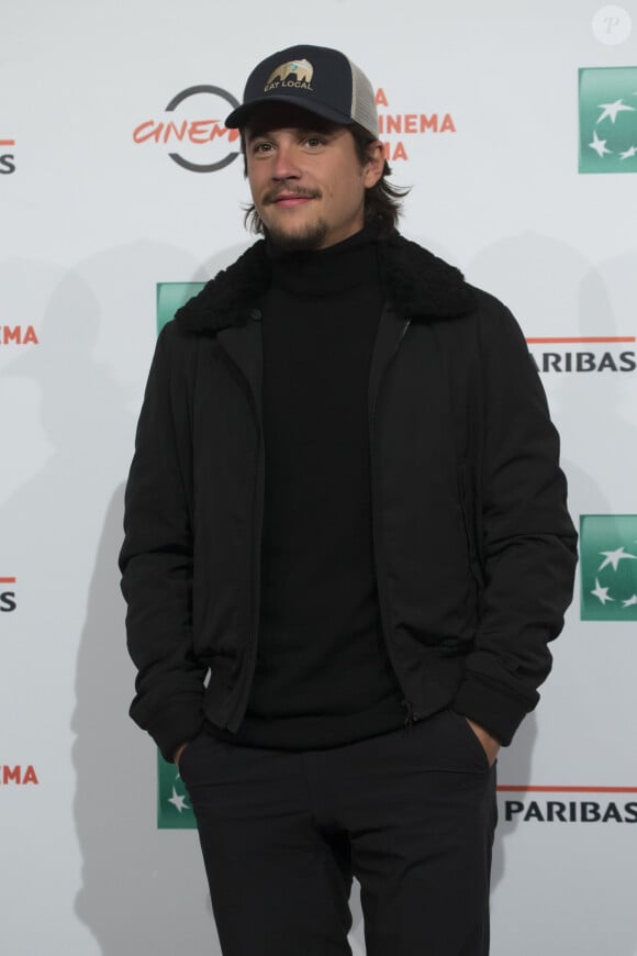 Nekfeu (habillé par Stella McCartney) lors du photocall du film "Tout nous sépare" lors du 12ème festival du film de Rome le 27 octobre 2017. 