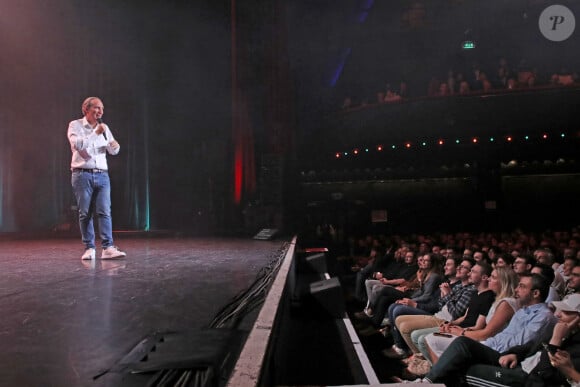 Exclusif - Xavier Niel avec sa famille au balcon - Standing Ovation pour Xavier Niel à la fin de son show à l'Olympia : " Comment devenir milliardaire.... ". Paris, France, le 18 Septembre 2024. Une masterclass à l'occasion de la sortie de son autobiographie Autrement dit, il faut donc s'attendre à une conférence du créateur de Free où il devrait livrer quelques secrets sur son brillant parcours d'entrepreneur. Un événement qui n'est pas le fruit du hasard, puisque celui qui est considéré comme l'un des "pères" de la French Tech s'apprête à sortir une autobiographie, réalisée au travers d'entretiens avec Jean-Louis Missika, qui n'est autre qu'un ancien vice-président de Free en plus d'avoir été l'adjoint de Bertrand Delanoë et d'Anne Hidalgo a la Mairie de Paris. Le livre, baptisé "Entretiens XN", sera mis en vente dans les librairies le 25 septembre prochain au prix de 19,99 euros, mais il sera possible de l'acheter en avant-première dès le 18 septembre pour les participants à la conférence de Xavier Niel à l'Olympia. A noter que les prix pour y assister vont de 2 à 39,99 euros, un clin d'oeil aux tarifs des forfaits mobiles et box de Free. Mais pas de présentation d'une nouvelle Freebox à l'horizon, comme pouvaient l'espérer certains fans de l'opérateur, mais une masterclass de l'entrepreneur le plus emblématique de la tech française. © Bertrand Rindoff / Bestimage 