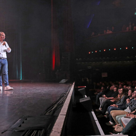 Exclusif - Xavier Niel avec sa famille au balcon - Standing Ovation pour Xavier Niel à la fin de son show à l'Olympia : " Comment devenir milliardaire.... ". Paris, France, le 18 Septembre 2024. Une masterclass à l'occasion de la sortie de son autobiographie Autrement dit, il faut donc s'attendre à une conférence du créateur de Free où il devrait livrer quelques secrets sur son brillant parcours d'entrepreneur. Un événement qui n'est pas le fruit du hasard, puisque celui qui est considéré comme l'un des "pères" de la French Tech s'apprête à sortir une autobiographie, réalisée au travers d'entretiens avec Jean-Louis Missika, qui n'est autre qu'un ancien vice-président de Free en plus d'avoir été l'adjoint de Bertrand Delanoë et d'Anne Hidalgo a la Mairie de Paris. Le livre, baptisé "Entretiens XN", sera mis en vente dans les librairies le 25 septembre prochain au prix de 19,99 euros, mais il sera possible de l'acheter en avant-première dès le 18 septembre pour les participants à la conférence de Xavier Niel à l'Olympia. A noter que les prix pour y assister vont de 2 à 39,99 euros, un clin d'oeil aux tarifs des forfaits mobiles et box de Free. Mais pas de présentation d'une nouvelle Freebox à l'horizon, comme pouvaient l'espérer certains fans de l'opérateur, mais une masterclass de l'entrepreneur le plus emblématique de la tech française. © Bertrand Rindoff / Bestimage 