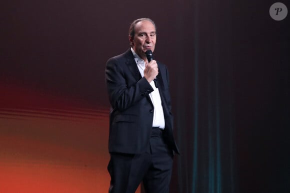 Exclusif - Xavier Niel fait son show à l'Olympia : " Comment devenir milliardaire.... ". Paris, France, le 18 Septembre 2024. Une masterclass à l'occasion de la sortie de son autobiographie Autrement dit, il faut donc s'attendre à une conférence du créateur de Free où il devrait livrer quelques secrets sur son brillant parcours d'entrepreneur. Un événement qui n'est pas le fruit du hasard, puisque celui qui est considéré comme l'un des "pères" de la French Tech s'apprête à sortir une autobiographie, réalisée au travers d'entretiens avec Jean-Louis Missika, qui n'est autre qu'un ancien vice-président de Free en plus d'avoir été l'adjoint de Bertrand Delanoë et d'Anne Hidalgo a la Mairie de Paris. Le livre, baptisé "Entretiens XN", sera mis en vente dans les librairies le 25 septembre prochain au prix de 19,99 euros, mais il sera possible de l'acheter en avant-première dès le 18 septembre pour les participants à la conférence de Xavier Niel à l'Olympia. A noter que les prix pour y assister vont de 2 à 39,99 euros, un clin d'oeil aux tarifs des forfaits mobiles et box de Free. Mais pas de présentation d'une nouvelle Freebox à l'horizon, comme pouvaient l'espérer certains fans de l'opérateur, mais une masterclass de l'entrepreneur le plus emblématique de la tech française. © Bertrand Rindoff / Bestimage 