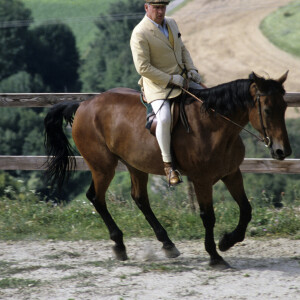 Archives - En France, Philippe Noiret dans son domaine de Turcy le 28 juillet 1981.