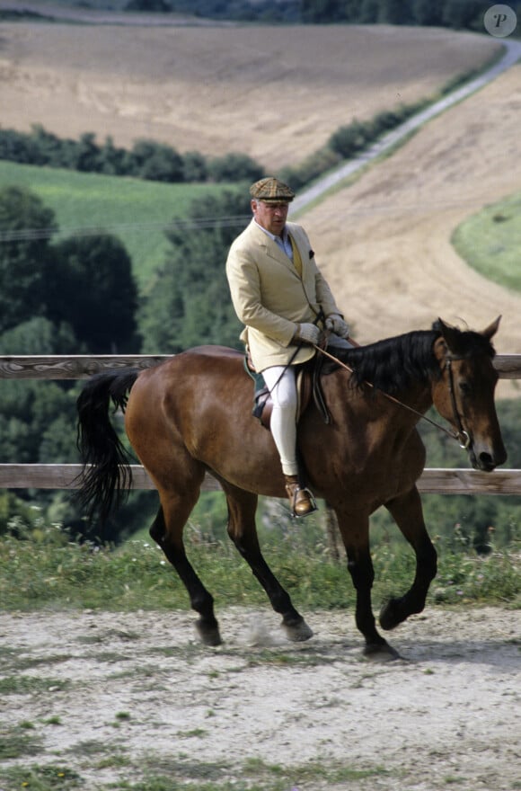 Archives - En France, Philippe Noiret dans son domaine de Turcy le 28 juillet 1981.