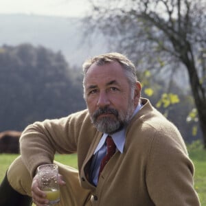 Archives - En France, Philippe Noiret dans son domaine de Turcy le 8 novembre 1983.