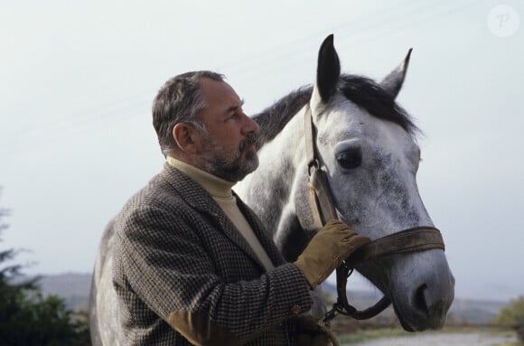 Archives - En France, Philippe Noiret dans son domaine de Turcy le 8 novembre 1983.