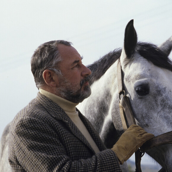 Archives - En France, Philippe Noiret dans son domaine de Turcy le 8 novembre 1983.