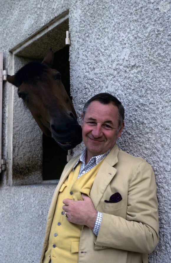 Archives - En France, Philippe Noiret dans son domaine de Turcy le 28 juillet 1981.