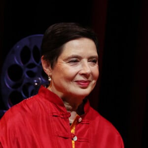 Isabella Rossellini - Personnalités lors de l'ouverture du festival "Naples dans le regard des cinéastes" au Musée du Louvre à Paris. A travers deux cartes blanches, à I.Rossellini et à P.Sorrentino, ce festival est un hommage à l'importance de la ville dans les 7e Art. Le 17 Novembre 2023 © Denis Guignebourg / Bestimage