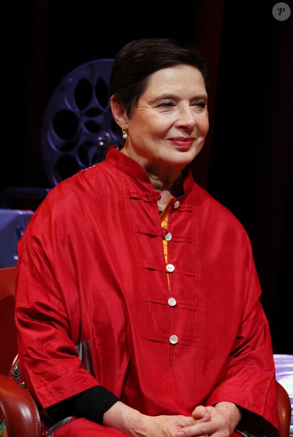 Isabella Rossellini - Personnalités lors de l'ouverture du festival "Naples dans le regard des cinéastes" au Musée du Louvre à Paris. A travers deux cartes blanches, à I.Rossellini et à P.Sorrentino, ce festival est un hommage à l'importance de la ville dans les 7e Art. Le 17 Novembre 2023 © Denis Guignebourg / Bestimage