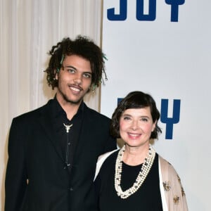 Isabella Rossellini et son fils adoptif Roberto Rossellini - Première du film "Joy" à New York le 13 décembre 2015.