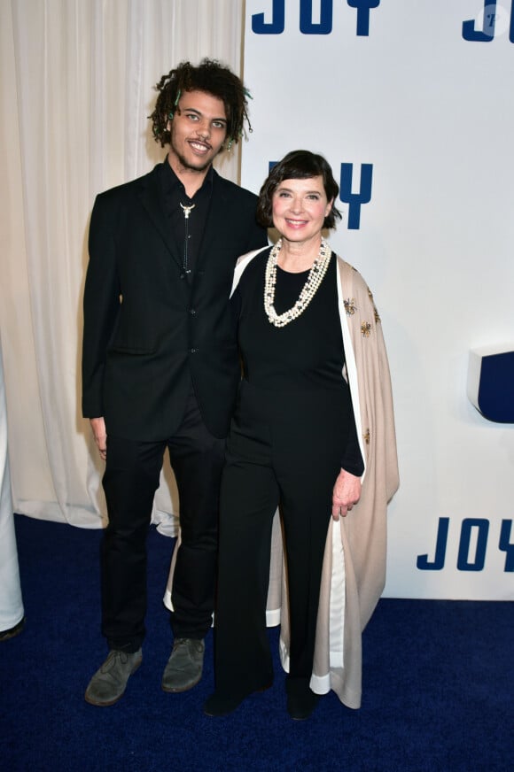 Isabella Rossellini et son fils adoptif Roberto Rossellini - Première du film "Joy" à New York le 13 décembre 2015.