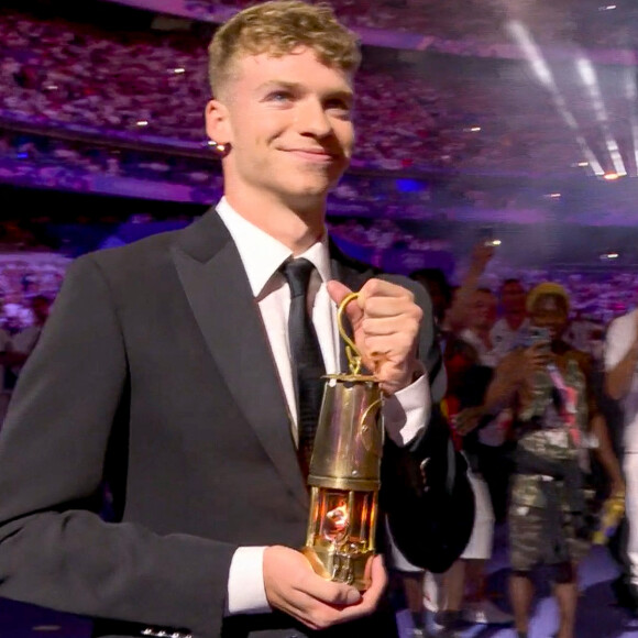 Léon Marchand pendant la cérémonie de clôture des Jeux Olympiques de Paris (JO) 2024 au Stade de France, à Saint-Denis banlieue de Paris, France, le 11 août 2024. © Capture TV France 2 via Bestimage