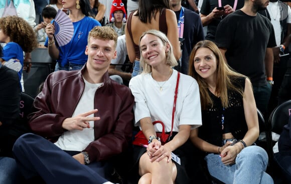 Léon Marchand, Cassandre Beaugrand, Manon Apithy-Brunet - Les célébrités en tribunes pendant la finale de basketball opposant les Etats-Unis à la France (98-87) lors des Jeux Olympiques de Paris 2024 (JO) à l'Arena Bercy, à Paris, France, le 10 août 2024. © Jacovides-Perusseau/Bestimage