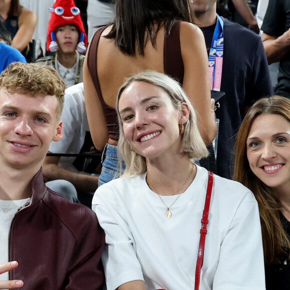 Léon Marchand, Cassandre Beaugrand, Manon Apithy-Brunet - Les célébrités en tribunes pendant la finale de basketball opposant les Etats-Unis à la France (98-87) lors des Jeux Olympiques de Paris 2024 (JO) à l'Arena Bercy, à Paris, France, le 10 août 2024. © Jacovides-Perusseau/Bestimage