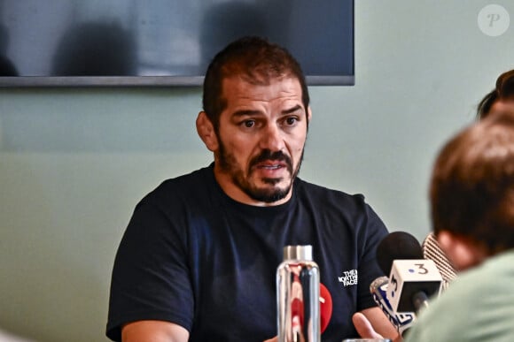 Stéphane Cambos, le manager de l'équipe de France de rugby des moins de 18 ans, a décidé d'agir
 
Conférence de presse de la famille de Djalil Narjissi à Agen, le 27 août 2024, après la disparition de M.Narjissi sur la plage de Diaz Beach en Afrique du Sud, le 7 août 2024. Djalil Narjissi, entouré de sa femme Valérie et de sa fille Inès, le rugbyman s'est exprimé sur ce drame familial, aux côtés de son avocat, maître E.Martial. © Thierry Breton / Panoramic / Bestimage