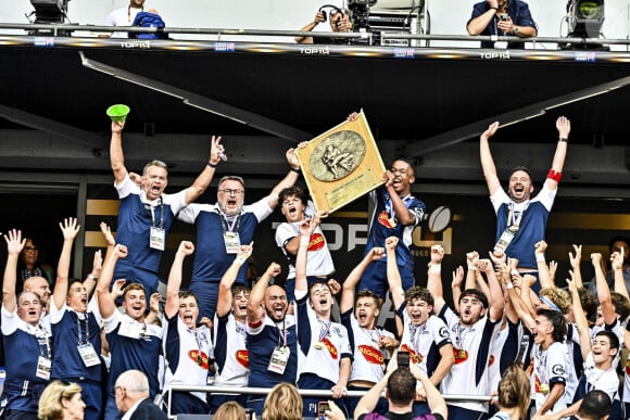 "Stéphane Cambos n'a jamais pris ses jeunes pour les amener sur la plage", assure son avocat, Me Arnaud Dupin, dans Sud-Ouest
 
Archives - Le SU Agen Champion de France Cadets Gaudermen Medhi Narjissi brandit le bouclier, le 24 juin 2022 - Conférence de presse de la famille de D.Narjissi à Agen, le 27 août 2024, après la disparition de M.Narjissi sur la plage de Diaz Beach en Afrique du Sud, le 7 août 2024. D.Narjissi , entouré de sa femme Valérie et de sa fille Inès, le rugbyman s'est exprimé sur ce drame familial, aux côtés de son avocat, maître E.Martial. © Thierry Breton / Panoramic / Bestimage