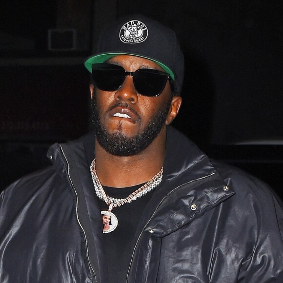 Le rappeur et producteur américain est inculpé et incarcéré pour trafic à des fins d'exploitation sexuelle 
 
Sean Combs est de sortie à New York, le 18 octobre 2022. 
