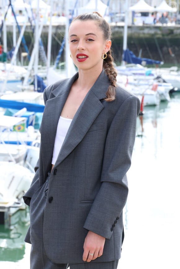 C'est le cas de cette actrice qui n'apparaît plus dans la fiction mais qui a retrouvé avec plaisir Camille Genau, dans les rues de Paris.
Camille Genau au photocall de la série "Demain Nous Appartient" lors de la 25ème édition du Festival de la fiction de la Rochelle, France, le 16 septembre 2023. © Denis Guignebourg/BestImage