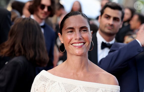 Elle apprécie la tranquillité et la préservation du Jura, où elle se sent déconnectée du monde moderne.
Alessandra Sublet - Montée des marches du film " Mascarade " lors du 75ème Festival International du Film de Cannes © Dominique Jacovides / Bestimage 