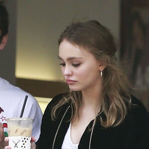 Exclusif - Lily-Rose Depp se promène avec un ami à West Hollywood en Californie le 3 janvier 2017.