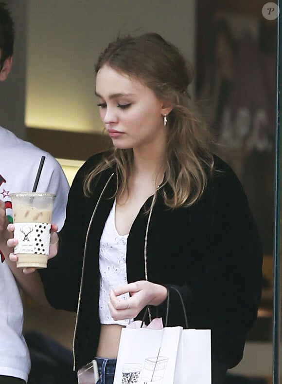 Exclusif - Lily-Rose Depp se promène avec un ami à West Hollywood en Californie le 3 janvier 2017.