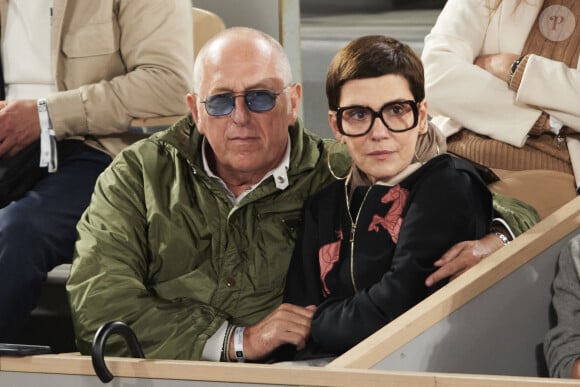 Celle qui s'est mariée trois fois avec Frédéric adore s'y rendre
Frédéric Cassin et sa femme Cristina Córdula dans les tribunes (night session) des Internationaux de France de tennis de Roland Garros 2024 à Paris, France, le 1er juin 2024. © Jacovides-Moreau/Bestimage 