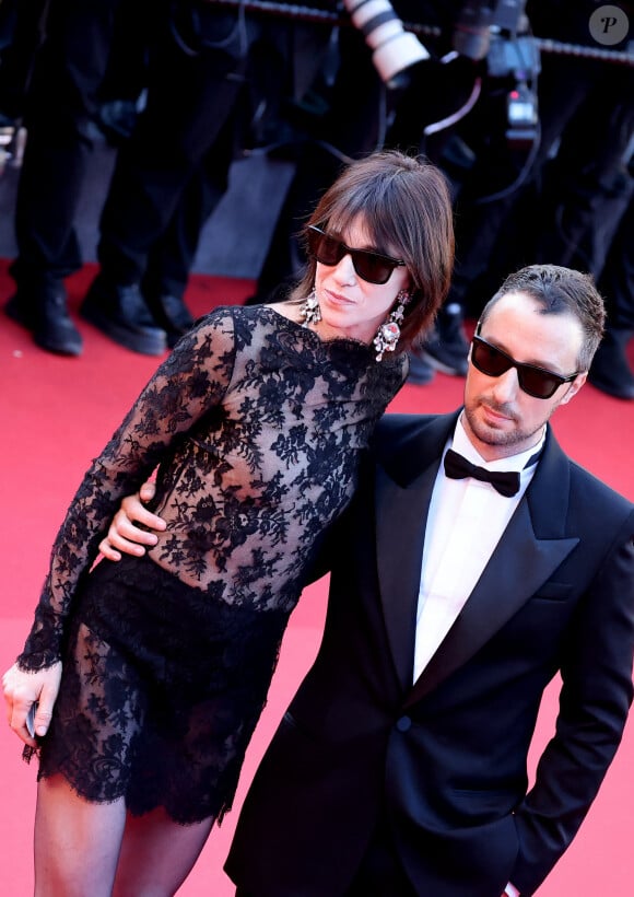 Charlotte Gainsbourg, Anthony Vaccarello - Montée des marches du film " Emilia Perez " lors du 77ème Festival International du Film de Cannes, au Palais des Festivals à Cannes. Le 18 mai 2024 © Jacovides-Moreau / Bestimage 