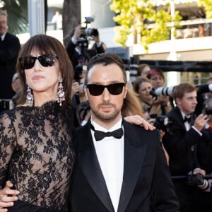 Charlotte Gainsbourg, Anthony Vaccarello - Montée des marches du film " Emilia Perez " lors du 77ème Festival International du Film de Cannes, au Palais des Festivals à Cannes. Le 18 mai 2024 © Jacovides-Moreau / Bestimage 